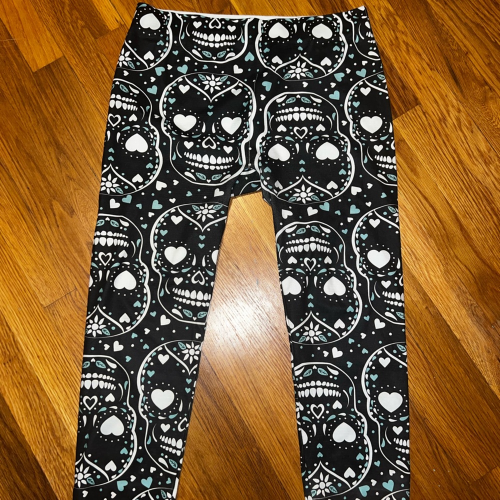 No Boundaries Black/White/Teal Skull Print Adult Leggings